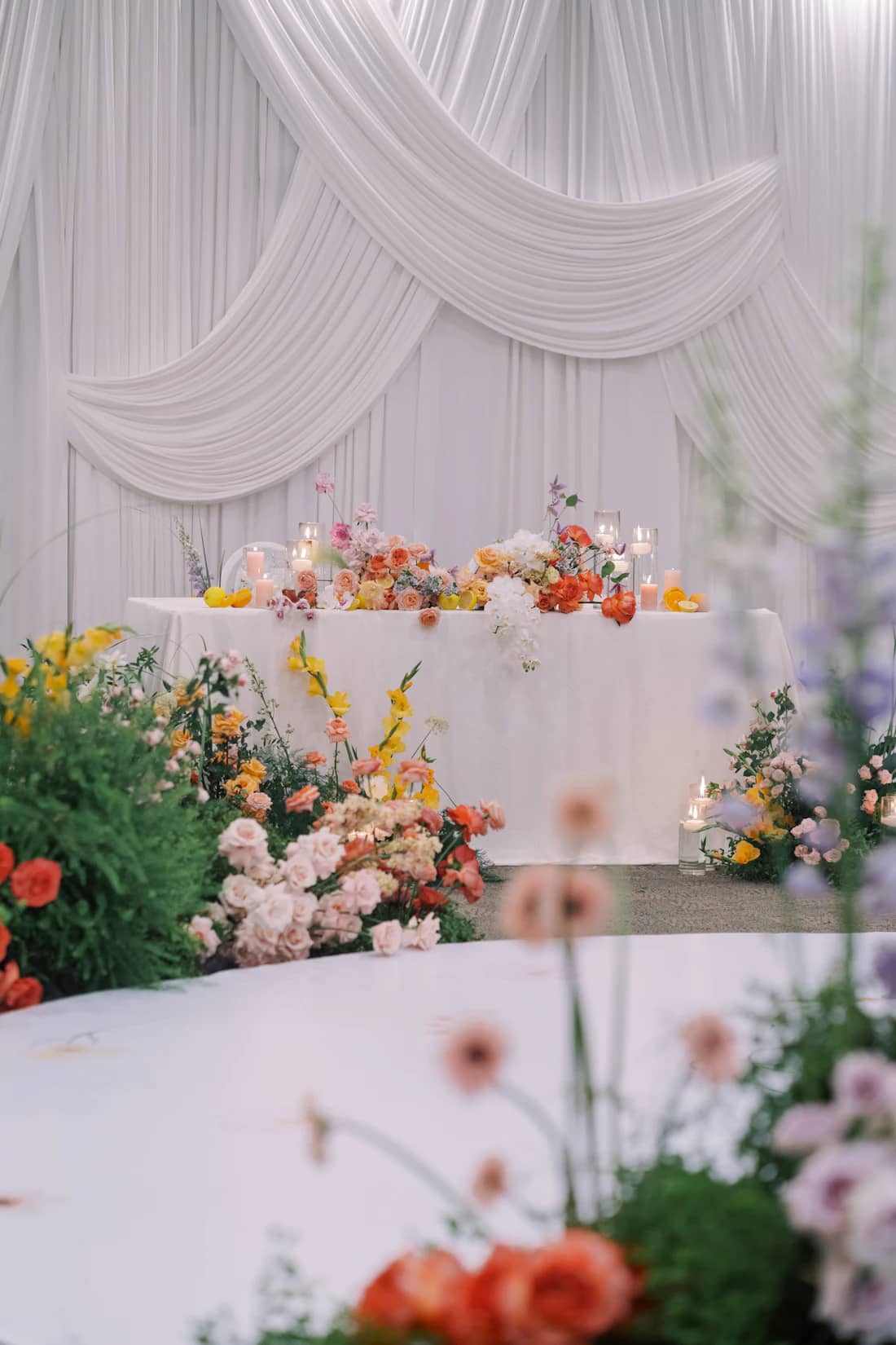 Masă de nuntă decorată cu flori albe