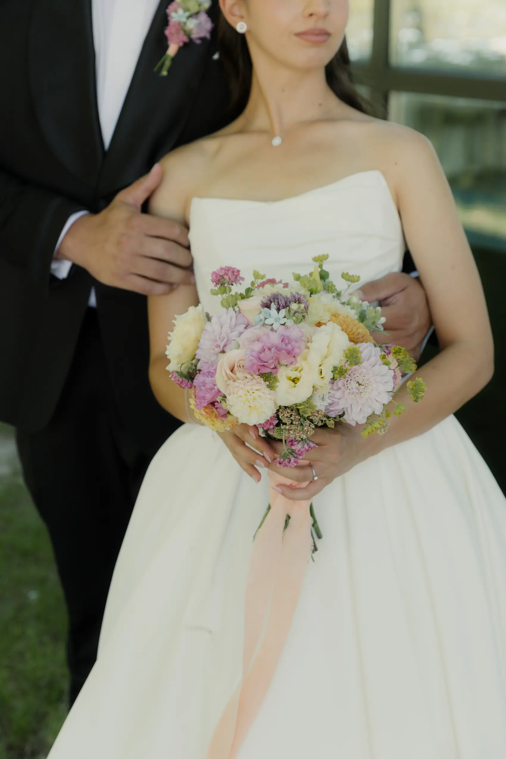 Buchetul miresei, cu dalii și lisianthus